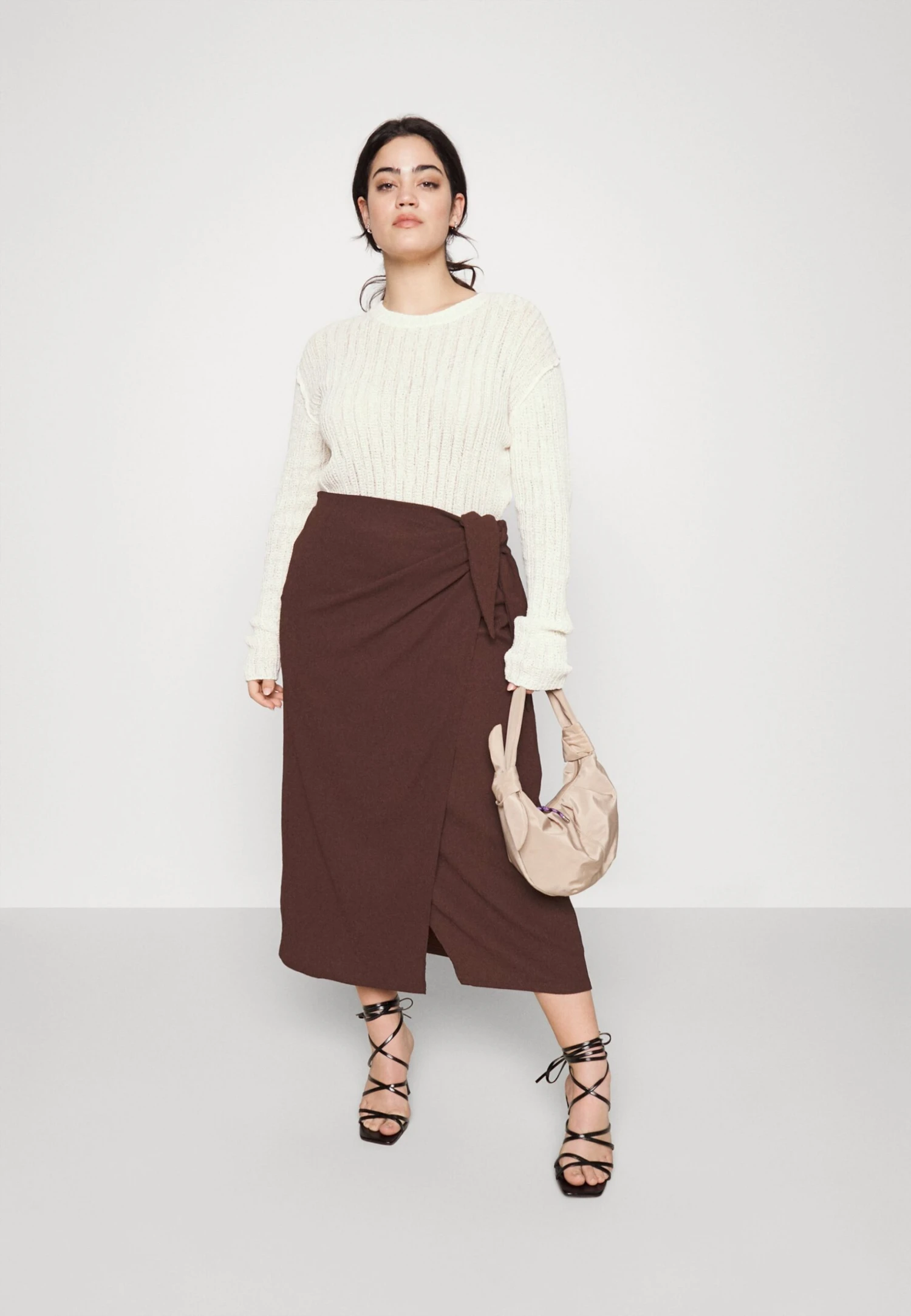 Curvy Textured Sarong Midi Skirt - Jupe Portefeuille - Brown 4 Curvy Textured Sarong Midi Skirt - Jupe Portefeuille - Brown – Image 2